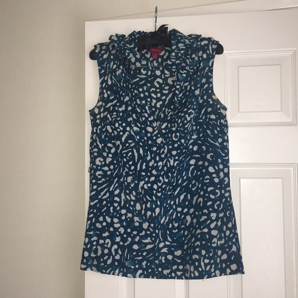 Printed tank top with neck line detail. Final $$⭐️